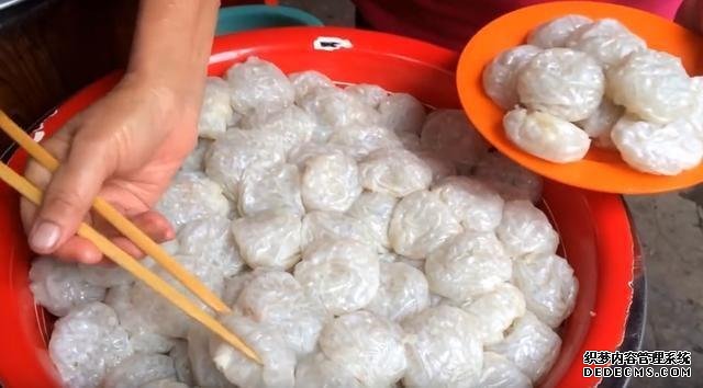大妈卖“自创”小吃,一份15块钱,每天卖500份,食客:百吃不厌