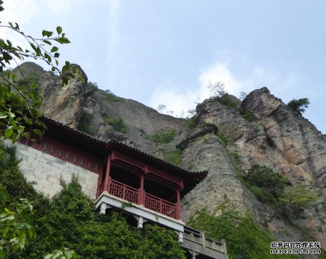 江南也有一悬空寺,与山西恒山悬空寺,并称为“中国南北悬空寺”