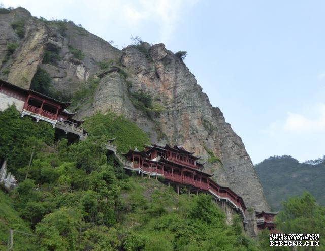 江南也有一悬空寺,与山西恒山悬空寺,并称为“中国南北悬空寺”