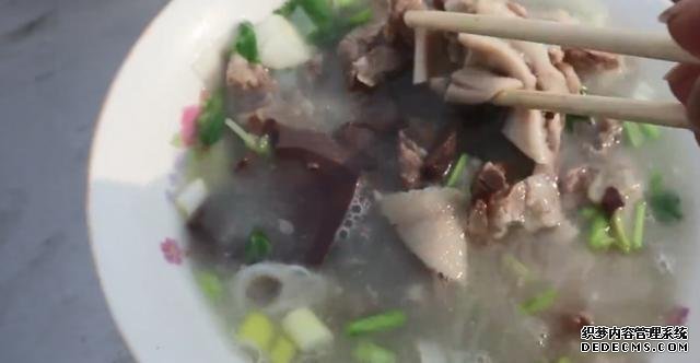 农村集上的全羊肉汤,一大碗20元大饼不要钱,环境很差顾客却很多