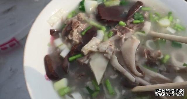 农村集上的全羊肉汤,一大碗20元大饼不要钱,环境很差顾客却很多