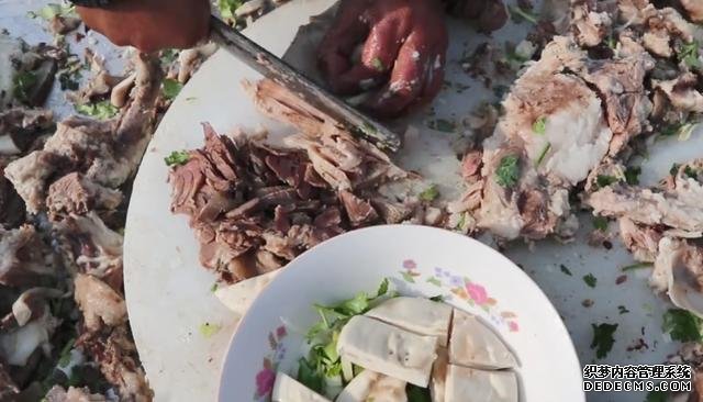 农村集上的全羊肉汤,一大碗20元大饼不要钱,环境很差顾客却很多