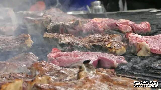 意大利街头烤牛肉，一块少说也有3斤，买一块2个人都吃不完