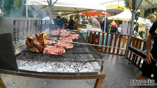 意大利街头烤牛肉，一块少说也有3斤，买一块2个人都吃不完