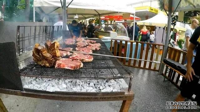 意大利街头烤牛肉,一块少说也有3斤,买一块2个人都吃不完