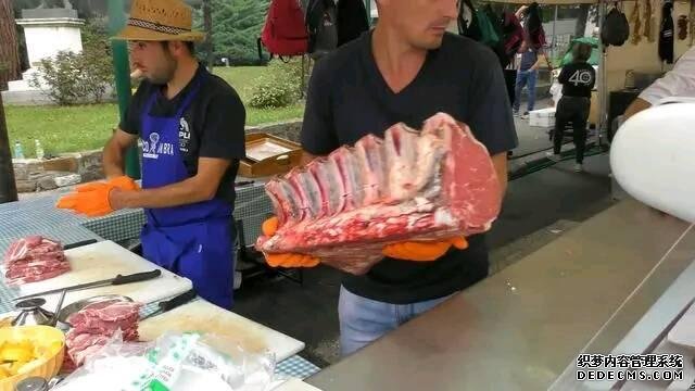 意大利街头烤牛肉,一块少说也有3斤,买一块2个人都吃不完