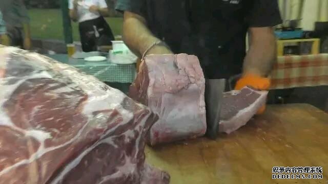 意大利街头烤牛肉,一块少说也有3斤,买一块2个人都吃不完
