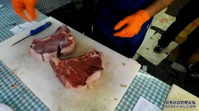 意大利街头烤牛肉,一块少说也有3斤,买一块2个人都吃不完