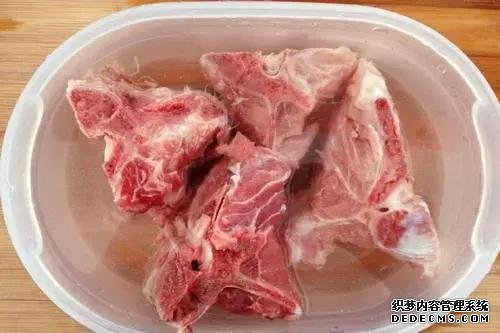 从冰箱拿出的冻肉,最忌直接加水泡,教你一招,吃着和鲜肉一样