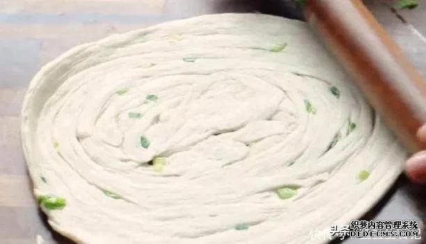 买了20年手抓饼,才知道做法这么简单,1分钟学会,2块钱做一大锅