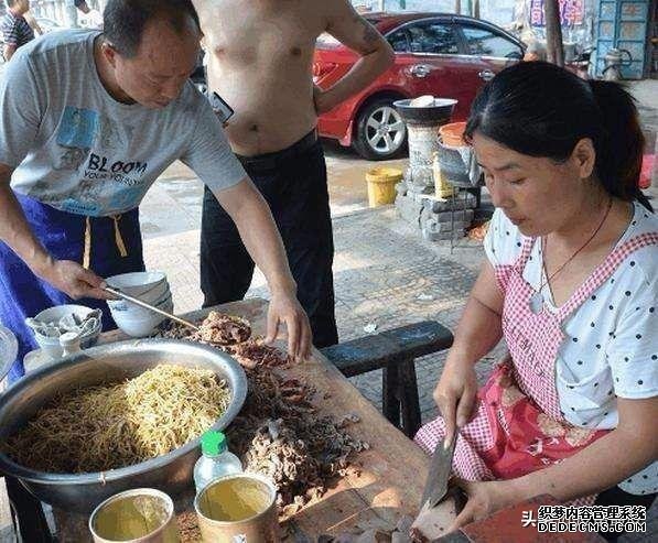 小两口花10年研制出来的小吃,每天很多人排队买