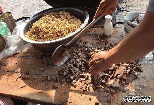 小两口花10年研制出来的小吃,每天很多人排队买