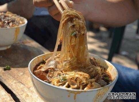 小两口花10年研制出来的小吃,每天很多人排队买