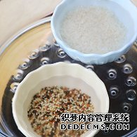 步骤图:藜麦中加入40毫升清水，大米中加入60毫升清水，冷
