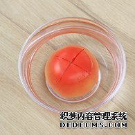 步骤图:番茄用刀划十字,放入开水中浸泡10分钟。番茄开水浸