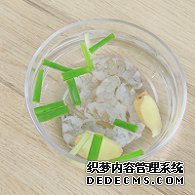 步骤图:虾仁放入葱姜水中,浸泡10分钟去腥。把姜片、葱段放