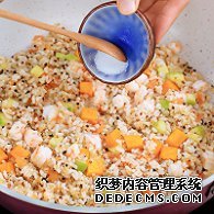 步骤图:最后倒入盐,用铲子翻炒入味。