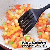步骤图:接着倒入西葫芦丁和南瓜丁,翻炒变软,大约12分钟。