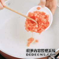 步骤图:锅中倒入番茄丁，翻炒出汁，大约需要5分钟。每个炉灶