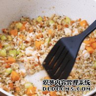 步骤图:再倒入虾仁、藜麦饭、大米饭，用铲子翻炒5分钟。