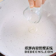 步骤图:电陶炉开大火,煎炒锅中倒入少许油。