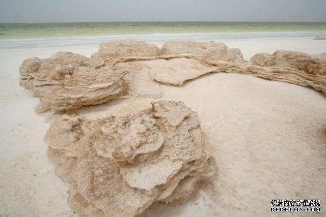 仅次于乌尤尼盐湖,是茶卡盐湖的56倍,中国最大“天空之镜”