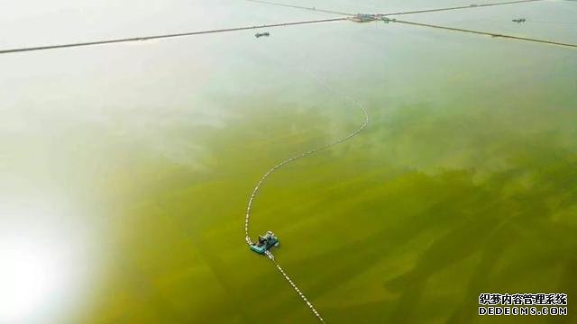 仅次于乌尤尼盐湖,是茶卡盐湖的56倍,中国最大“天空之镜”