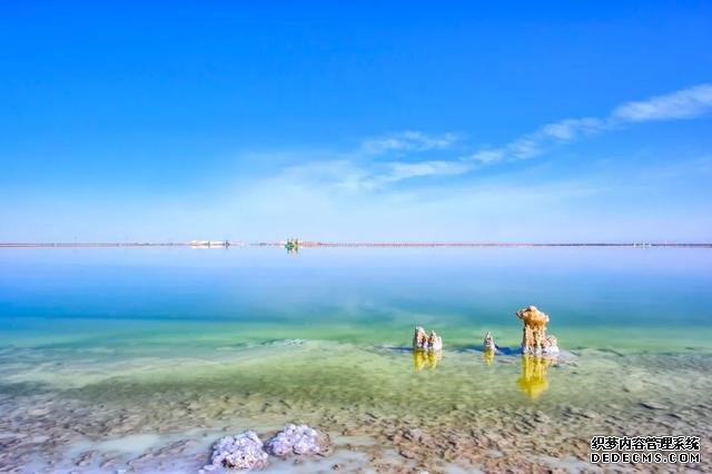 仅次于乌尤尼盐湖,是茶卡盐湖的56倍,中国最大“天空之镜”