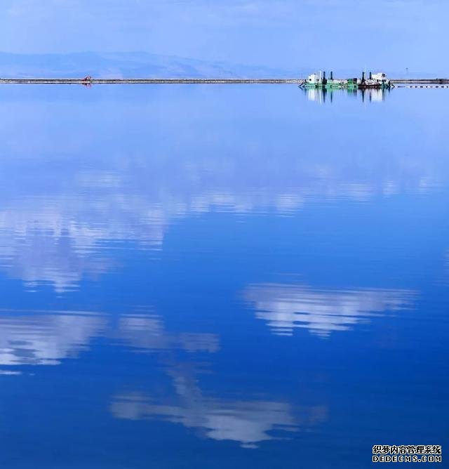 仅次于乌尤尼盐湖,是茶卡盐湖的56倍,中国最大“天空之镜”