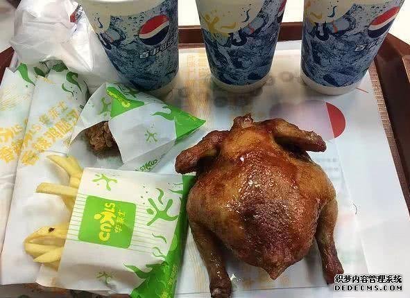 华莱士,肯德基,叫了个炸鸡,三家店的全鸡,差距一目了然