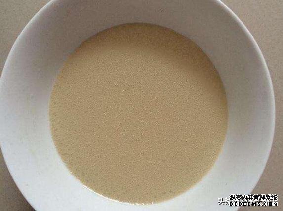 老爸拿起咬了一口,皱着眉说:你这石头蒸得不错,还有馒头味道
