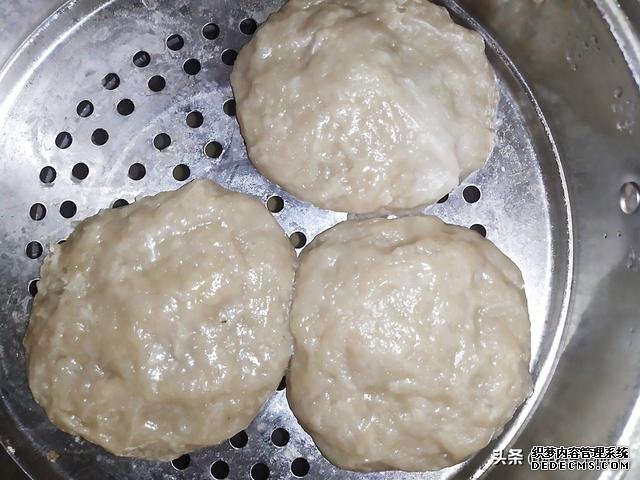 老爸拿起咬了一口,皱着眉说:你这石头蒸得不错,还有馒头味道