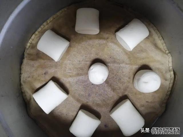 老爸拿起咬了一口,皱着眉说:你这石头蒸得不错,还有馒头味道