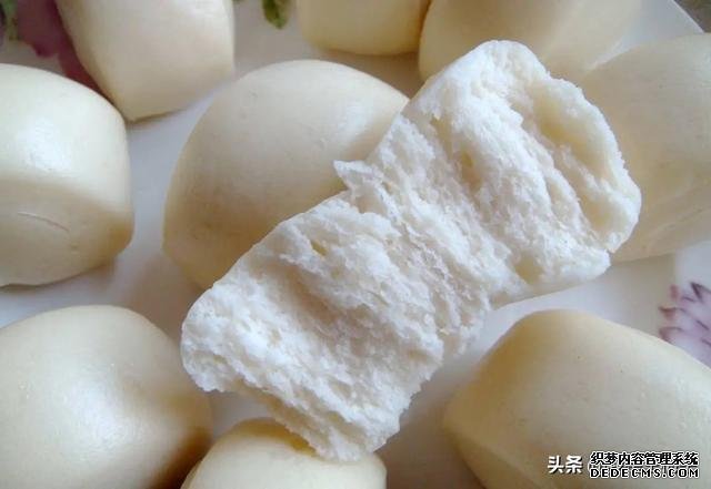 老爸拿起咬了一口,皱着眉说:你这石头蒸得不错,还有馒头味道