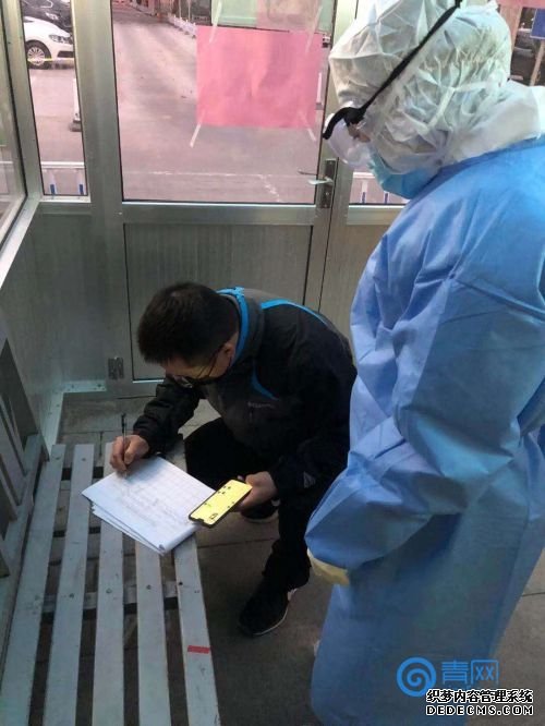 2月4日，李强（左）去即墨区人民医院接就诊村民
