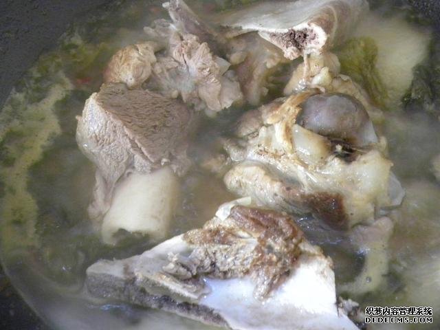 12块钱一碗“良心”面,大骨熬汤不哄骗,顾客开百万豪车天天来吃
