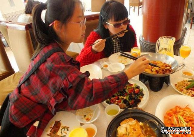 12块钱一碗“良心”面,大骨熬汤不哄骗,顾客开百万豪车天天来吃