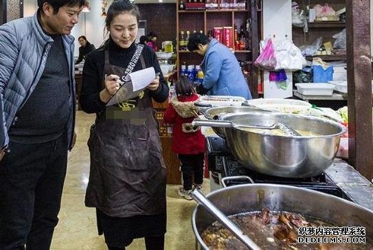 12块钱一碗“良心”面,大骨熬汤不哄骗,顾客开百万豪车天天来吃