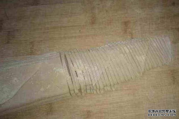 12块钱一碗“良心”面,大骨熬汤不哄骗,顾客开百万豪车天天来吃