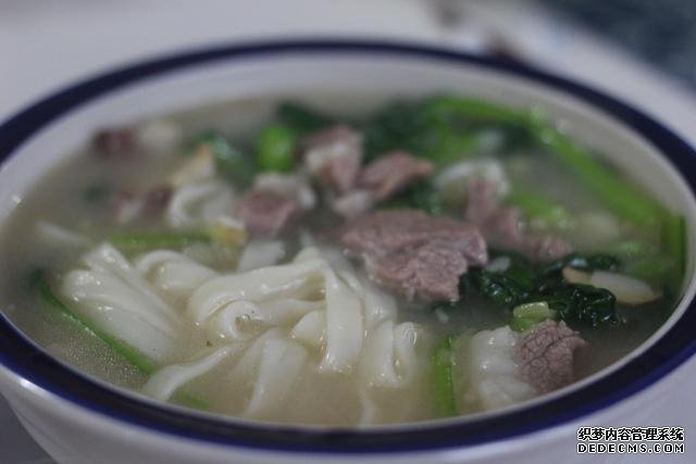 12块钱一碗“良心”面,大骨熬汤不哄骗,顾客开百万豪车天天来吃