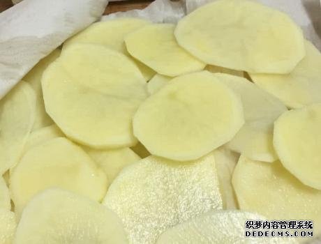 家庭炸薯片,成本不到2块钱,金黄酥脆好吃还卫生,学会不用买了
