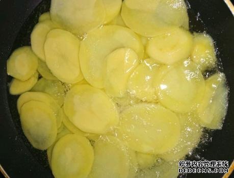 家庭炸薯片,成本不到2块钱,金黄酥脆好吃还卫生,学会不用买了