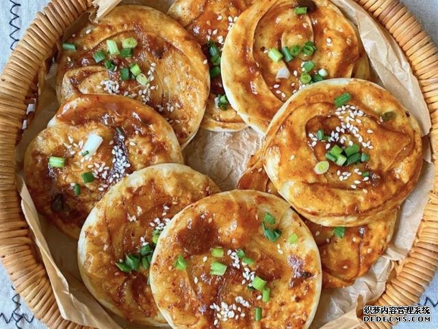 剩下的饺子皮不要扔,做成酱香浓郁的酱香饼,不用和面一次就成功