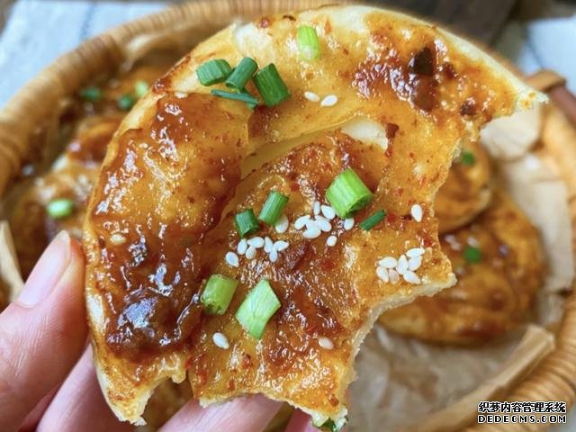 剩下的饺子皮不要扔,做成酱香浓郁的酱香饼,不用和面一次就成功