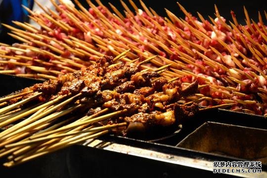 中国3大坑人美食街,当地人从来不去,游客却趋之若鹜