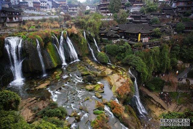 芙蓉镇,挂在瀑布上的千年古镇