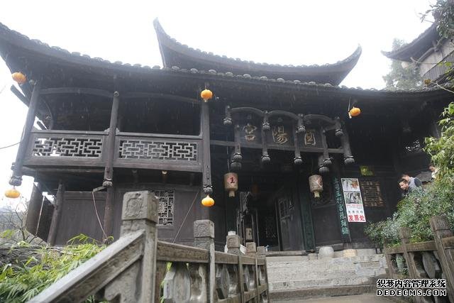 芙蓉镇,挂在瀑布上的千年古镇