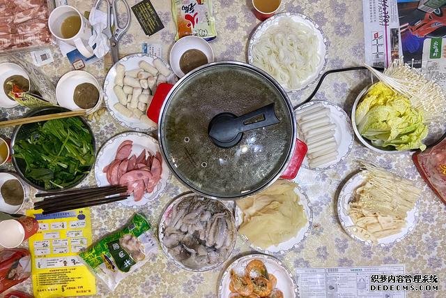 假期快结束,家里食材剩太少,凑齐食材,也要做顿简单“大餐”