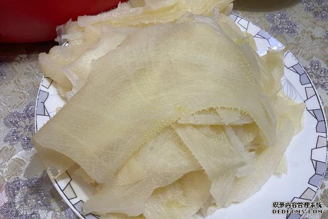 假期快结束,家里食材剩太少,凑齐食材,也要做顿简单“大餐”