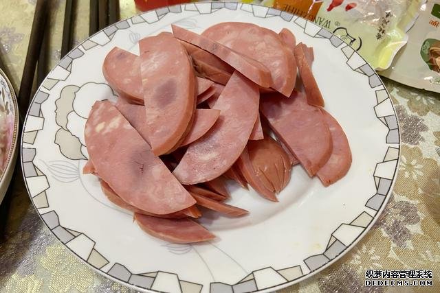 假期快结束,家里食材剩太少,凑齐食材,也要做顿简单“大餐”